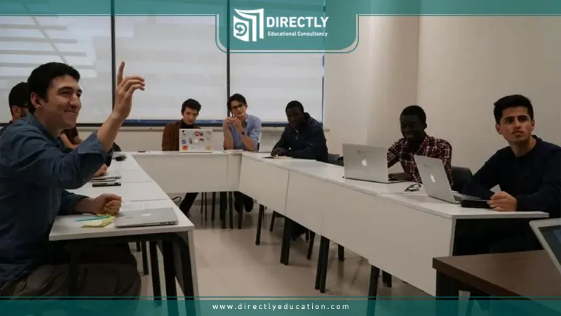 ما الدرجات المتاحة في الإدارة بجامعة ابن خلدون؟